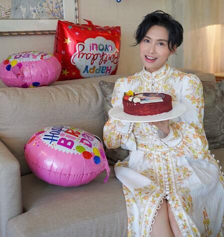 朱茵生日私服刺绣长裙