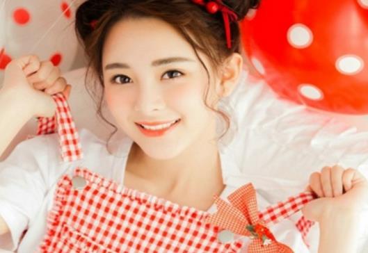 美女姐妹一起上学