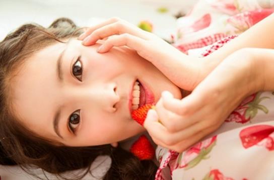 美女姐妹一起上学