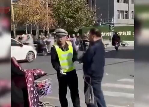 老人闯红灯被阻