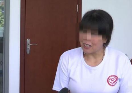 母亲暴打30岁女儿