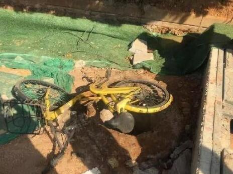 男童掉进井坑死亡
