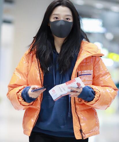 关晓彤橘色羽绒服牌子
