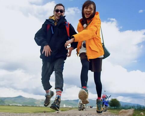 幸福三重奏陈意涵橙色外套什么牌子