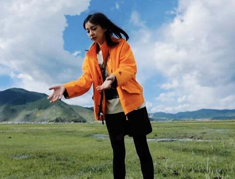 幸福三重奏陈意涵橙色外套什么牌子