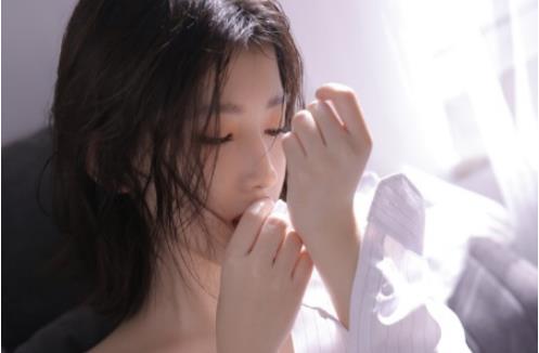 三个人在一个床上做了件错事
