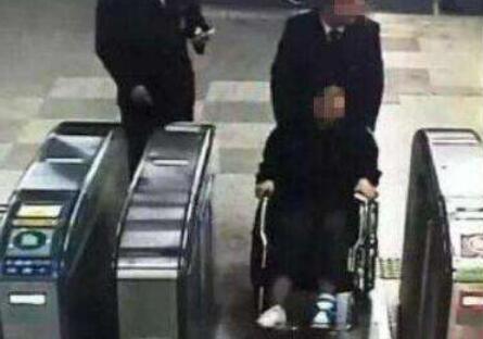 地铁小哥抱男乘客