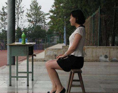 女人坐姿暗示什么