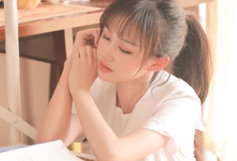 和妹妹看电视然后做了