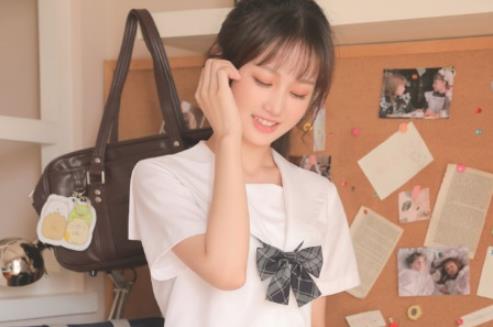和妹妹看电视然后做了