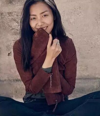 皮肤偏黑女生穿搭技巧