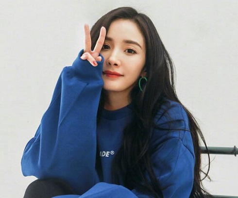 杨幂蓝色卫衣什么牌子