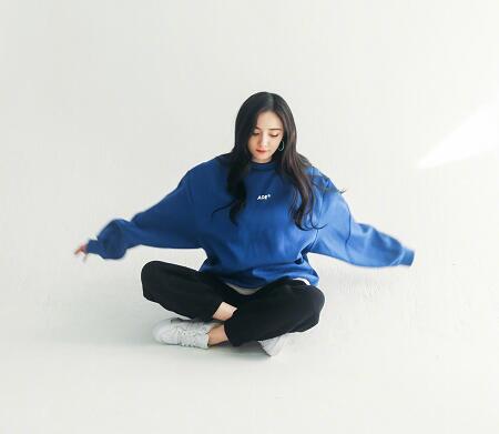 杨幂蓝色卫衣什么牌子