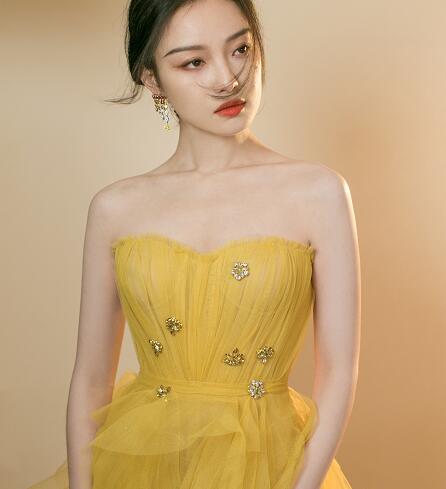 倪妮黄色抹胸长裙冷艳高贵