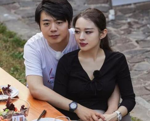 幸福三重奏吉娜手表是什么牌子