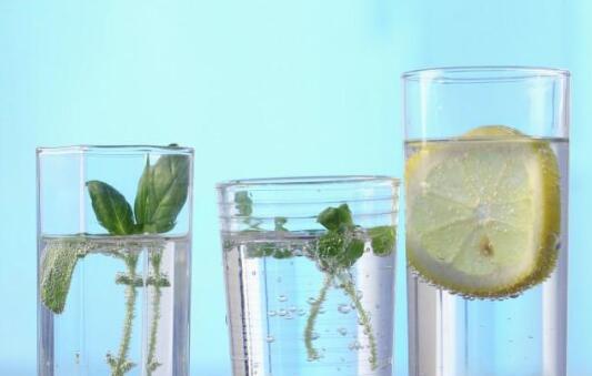矿泉水敷面膜能补水吗