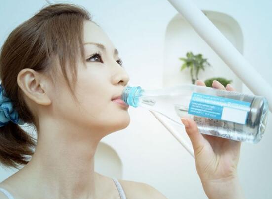 矿泉水敷面膜能补水吗