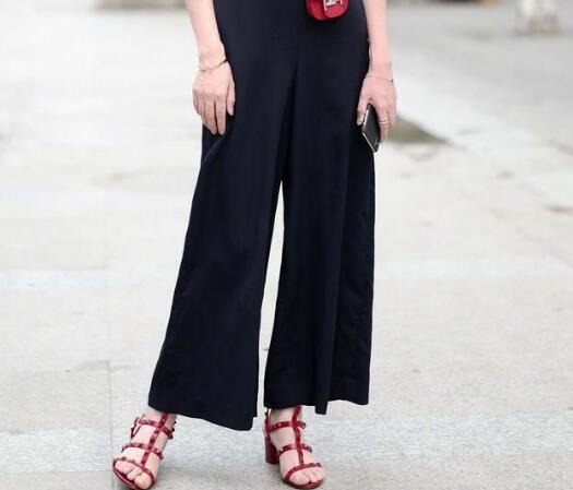 红鞋子配什么衣服