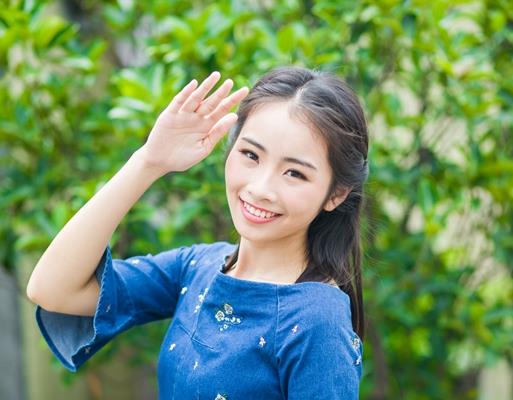 和他在电影院做了
