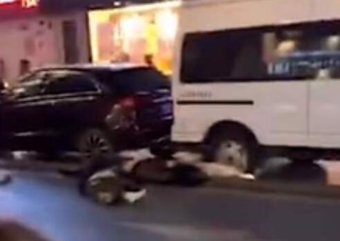 男子坠楼砸死2名路人