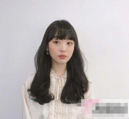 适合黑色头发的烫卷发型