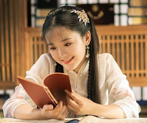 小女上房揭瓦根据什么小说改编的