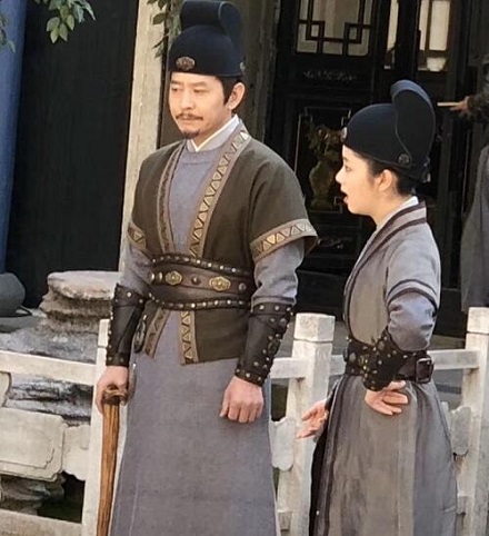 锦衣之下杨程万的腿怎么断的