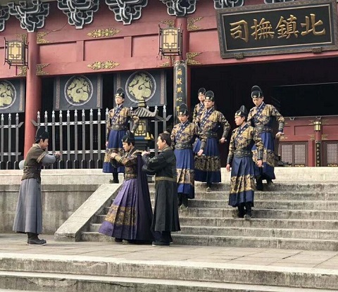 锦衣之下杨程万的腿怎么断的