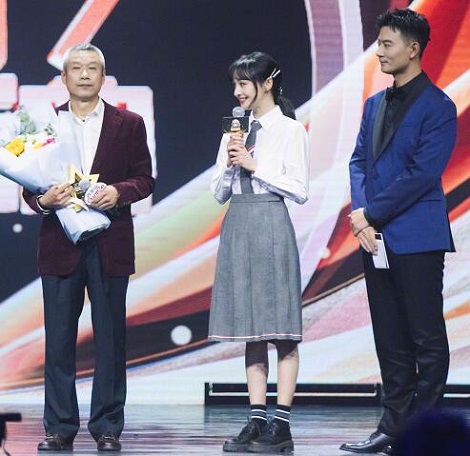 郑爽身穿衬衫半裙录制国剧盛典