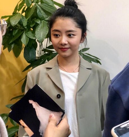 谭松韵身穿休闲西装空降直播室
