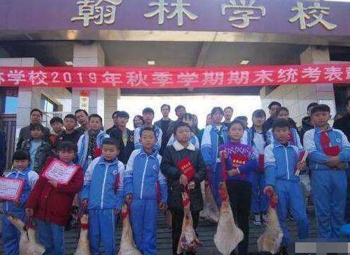 学校给学生发猪肉