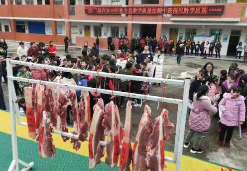 学校给学生发猪肉