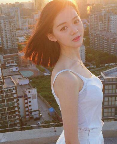 和美女一起坐车
