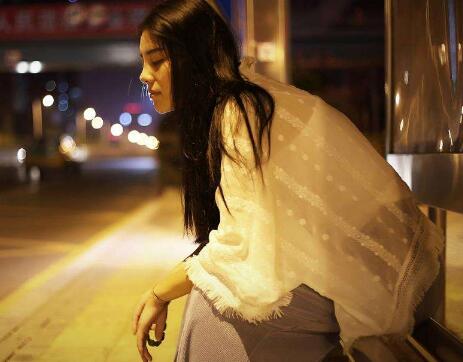和美女一起坐车
