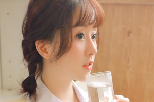 迷人的年轻女医生