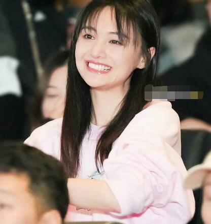 郑爽粉色卫衣什么品牌