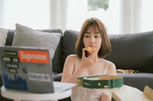 家里没人我把表妹送走了