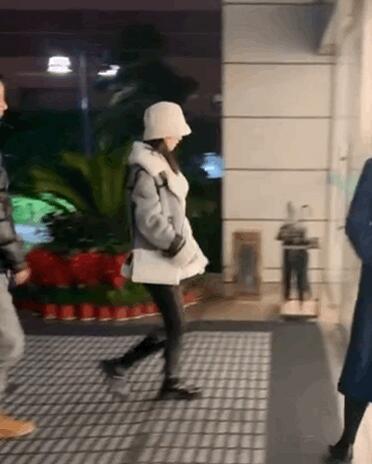 傅菁穿羊皮夹克外套现身机场