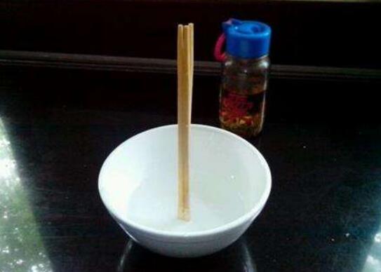 为什么筷子立在水里不倒