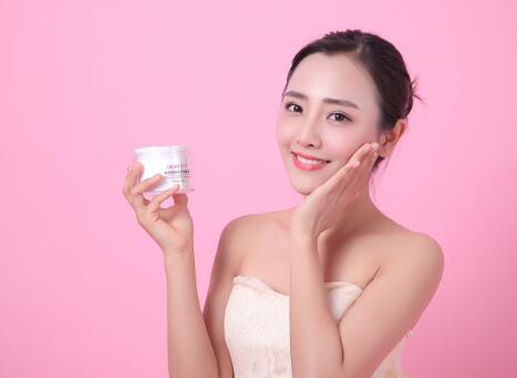 素颜霜和湿粉膏可以同时用吗