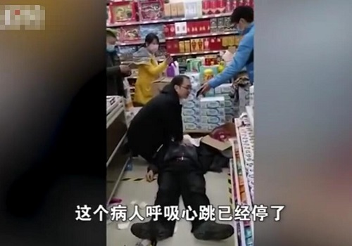 医生摘口罩为老人做人工呼吸