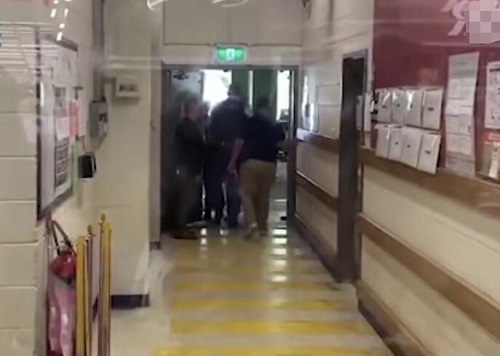 女顾客为抢厕纸拔刀相向