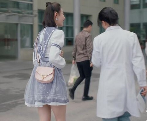 安家朱闪闪发传单穿的裙子什么品牌