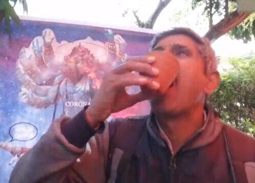 印度聚众喝牛尿
