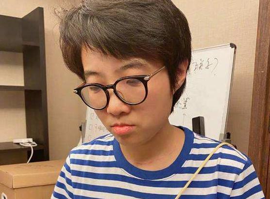 邱晨为什么要改香港户口