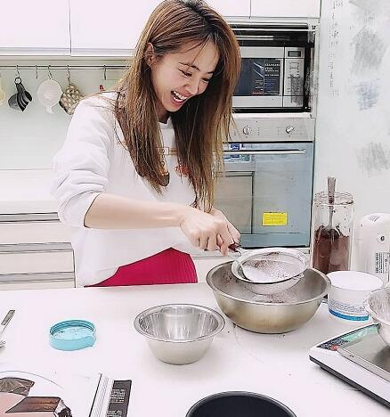 蔡依林同款白色卫衣品牌