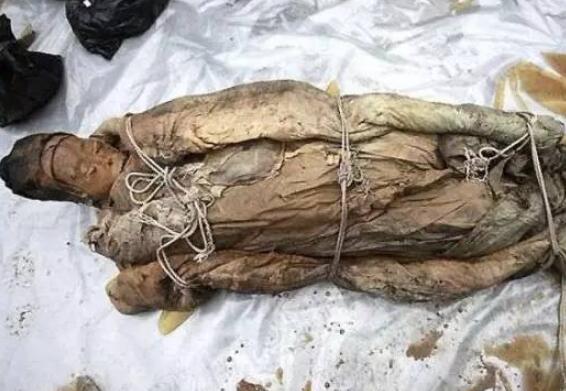 关羽墓中的两具女尸是谁