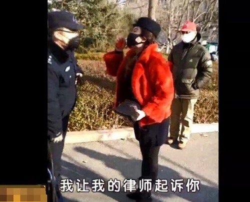 奔驰女告民警非礼