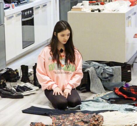 我家那闺女林允粉色卫衣什么牌子的