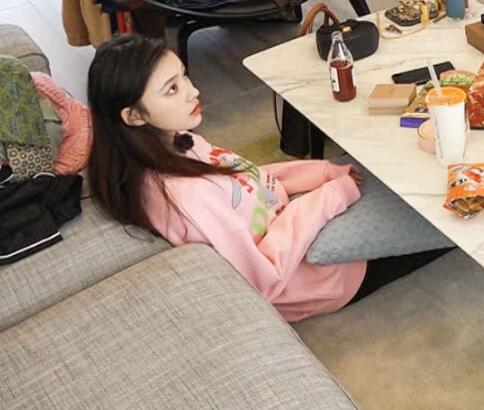 我家那闺女林允粉色卫衣什么牌子的